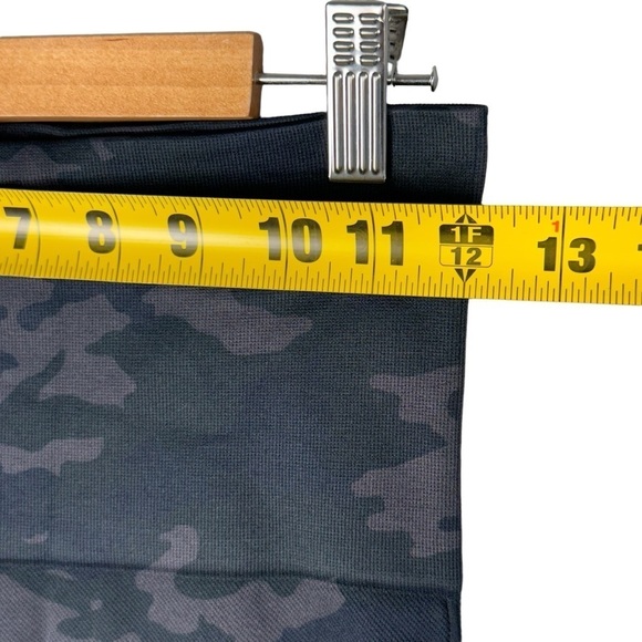 Spanx Look At Me Now Cropped Seamless Leggings Black Camo Women's Size Medium - Picture 8 of 11